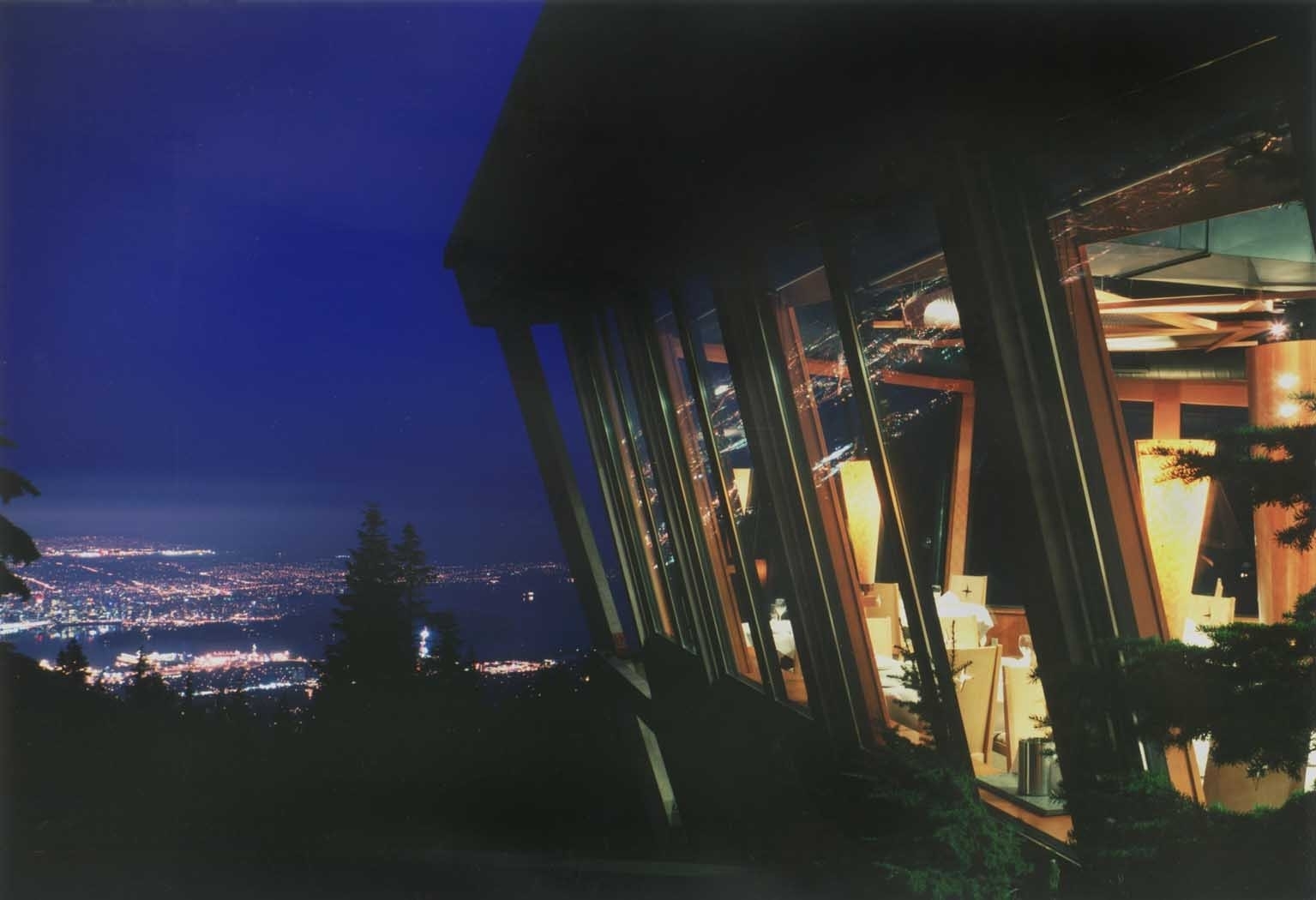 息を呑む美しい夜景を♪グラウスマウンテン山頂ディナー (冬季)