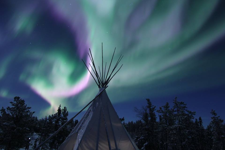 神秘的☆　姿を変え続けるオーロラ