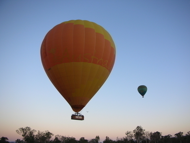 参加者の期待とともに大きく膨らみ飛び立つバルーン