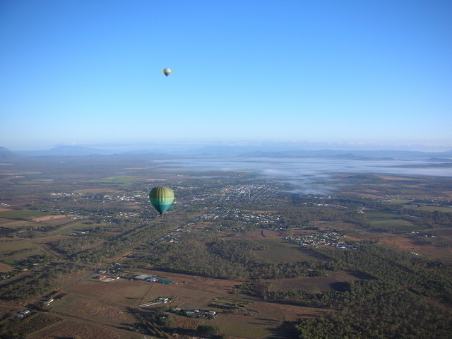 どこまでも雄大に広がる高原地帯の景色
