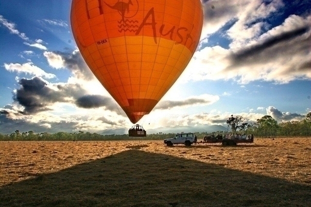 朝日を受けて昇る気球