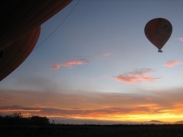 朝焼けの背に飛ぶ気球