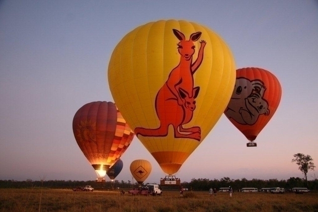 オレンジ色の空に映える黄色い気球