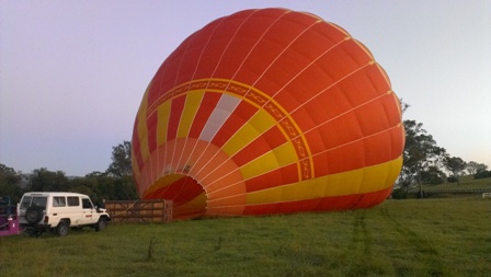 どんどん気球が膨らんでいきます。