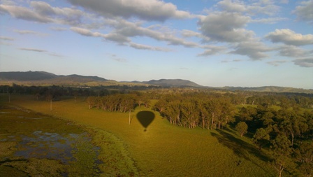 大きな気球の影が!