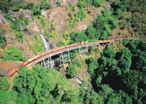 ストーニークリークを背に走るキュランダ鉄道