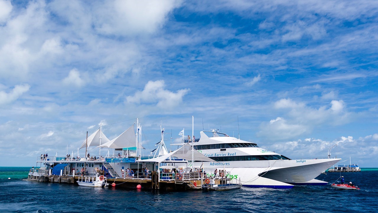 ポンツーンとクルーズ船