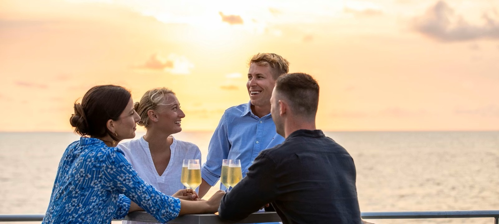 サンセットを背にグラスを傾ける