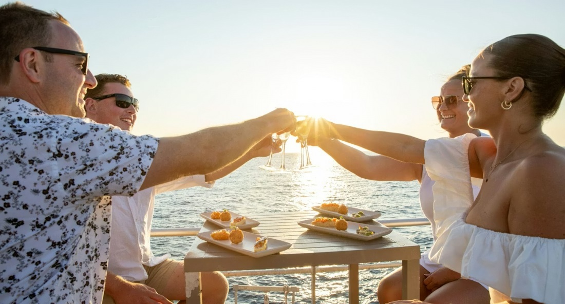 カナッペとシャンパンで乾杯