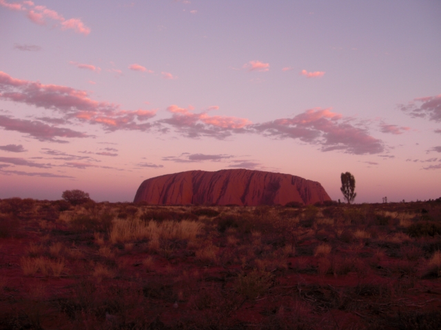 刻々と色を変えて行くウルル