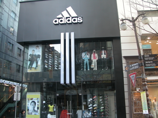 スポーツグウエア・ショップ