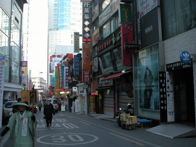 メガネ・化粧品・雑貨品街