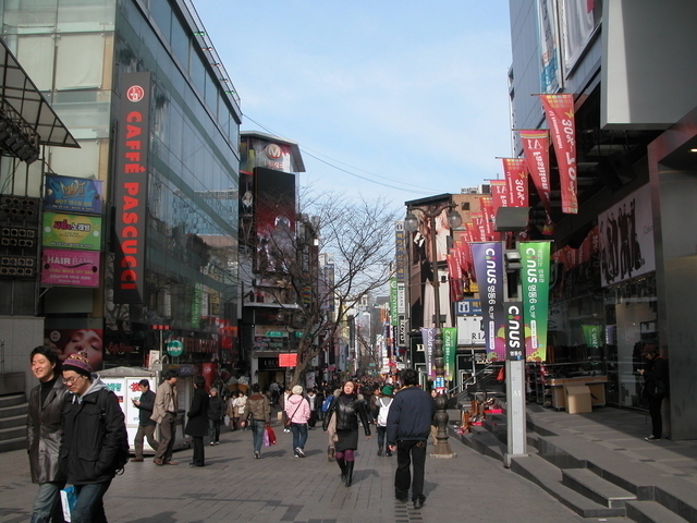 明洞の入り口町並み