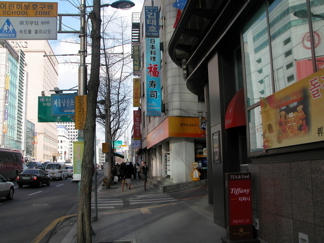 地下鉄4号線2番出口出て直進