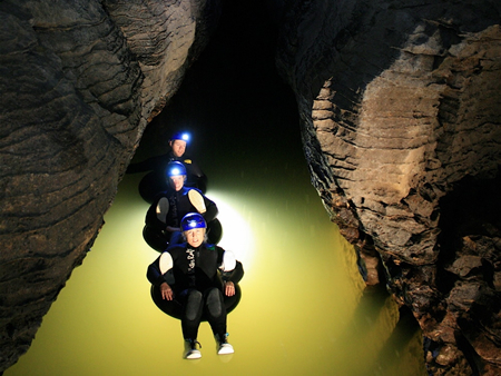 タイヤチューブの浮き輪にのってふわふわ漂いながら進みます