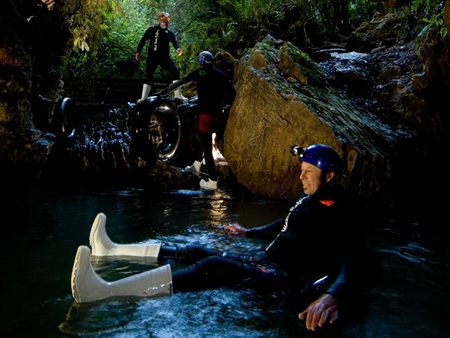 ウエットスーツにヘッドライト付きヘルメットのスタイルでアドベンチャー体験!