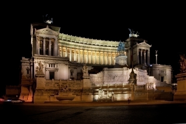 ヴェネツィア広場前のエマヌエーレ2世記念堂