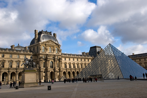 ガラスのピラミッドが印象的なルーブル美術館
