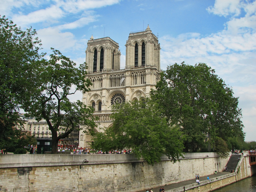 170年かけて建設された初期ゴシック建築のノートルダム寺院