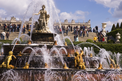 全長30kmもの配管を有する庭園の噴水