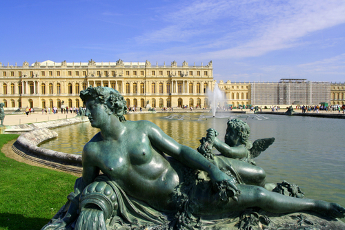 庭園に横たわる女神と天使の彫像