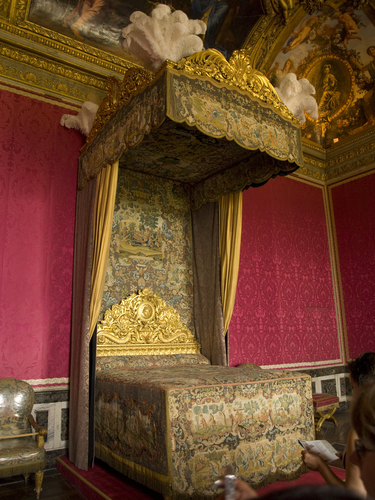 豪華絢爛な王妃の寝室