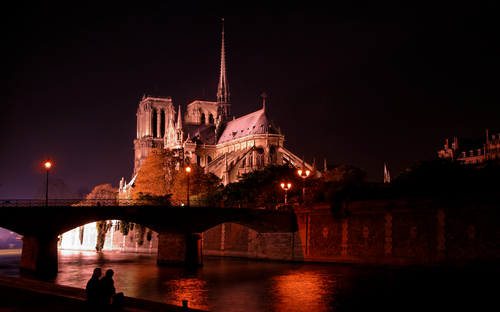 夜のパリは昼間とは違った顔を見せてくれます
