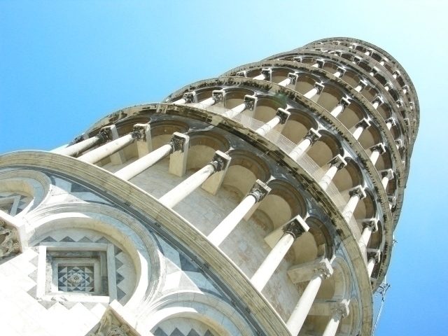 ピサの斜塔を見上げる