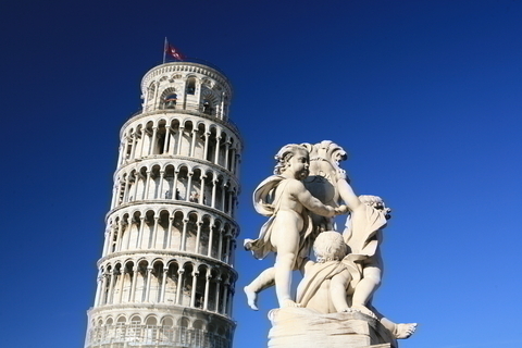 ピサの斜塔と彫刻
