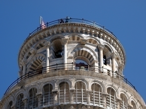 斜塔を見上げる