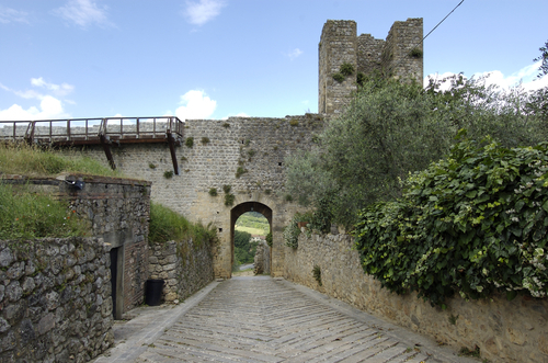 モンテリッジョーニは城壁の街