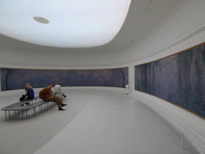 楕円形の展示室