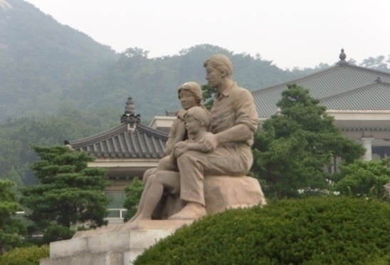 大統領官邸(青瓦台)前広場の親子像